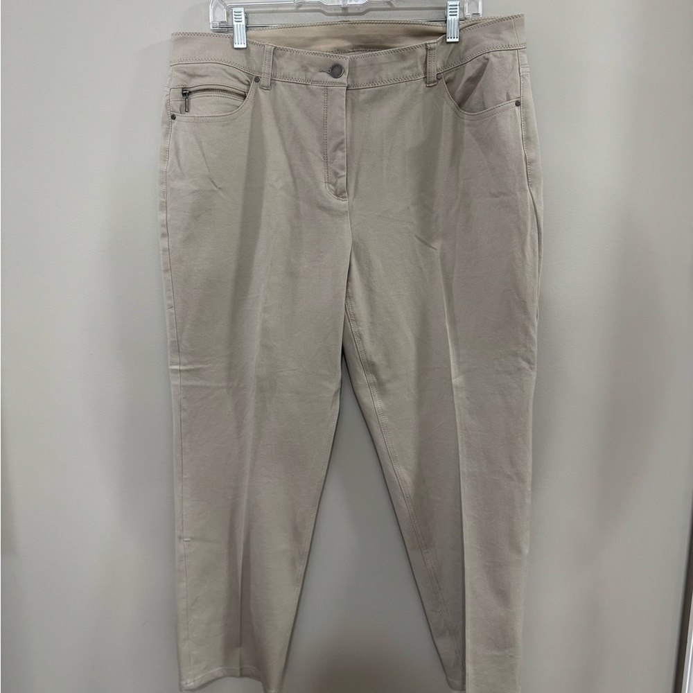 Women's Chico's Khaki Straight Leg So Slimming Zip Fly Pants. Size 3 (XL)